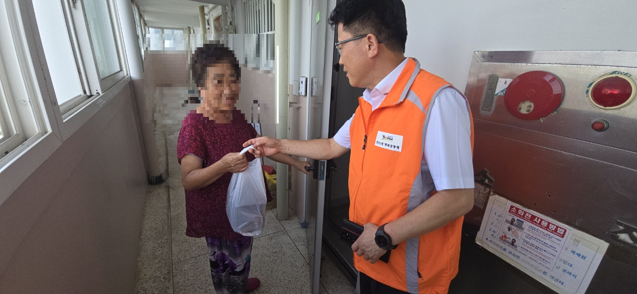 연수구 연수2동 지역사회보장협의체는 이달부터 12월까지 관내 고독사 위험군, 청장년 1인 가구 10세대를 대상으로 안부 확인과 건강한 식생활 지원을 위한 ‘연이네 반찬 가게 사업’을 실시한다